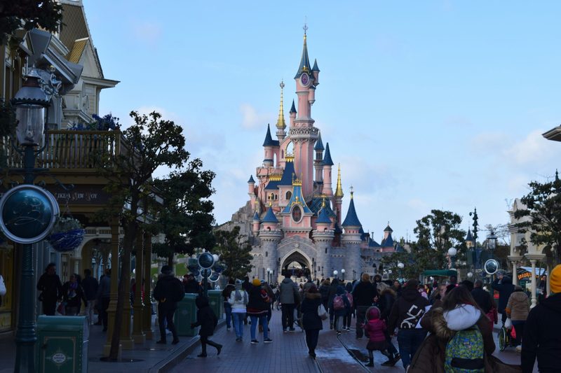 How did the Disneyland Paris crowd surge spread across digital spaces?